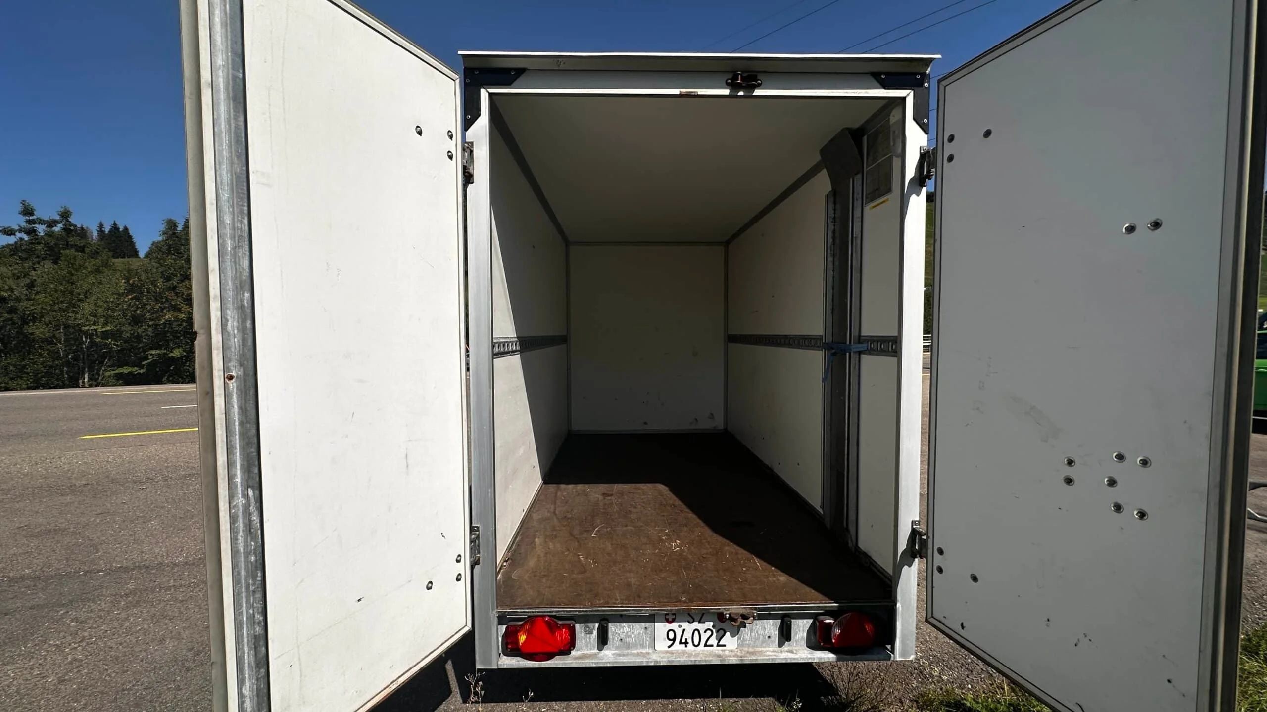 Grosser Planenanhänger mit 1800 kg Nutzlast der Carrosserie Chicherio