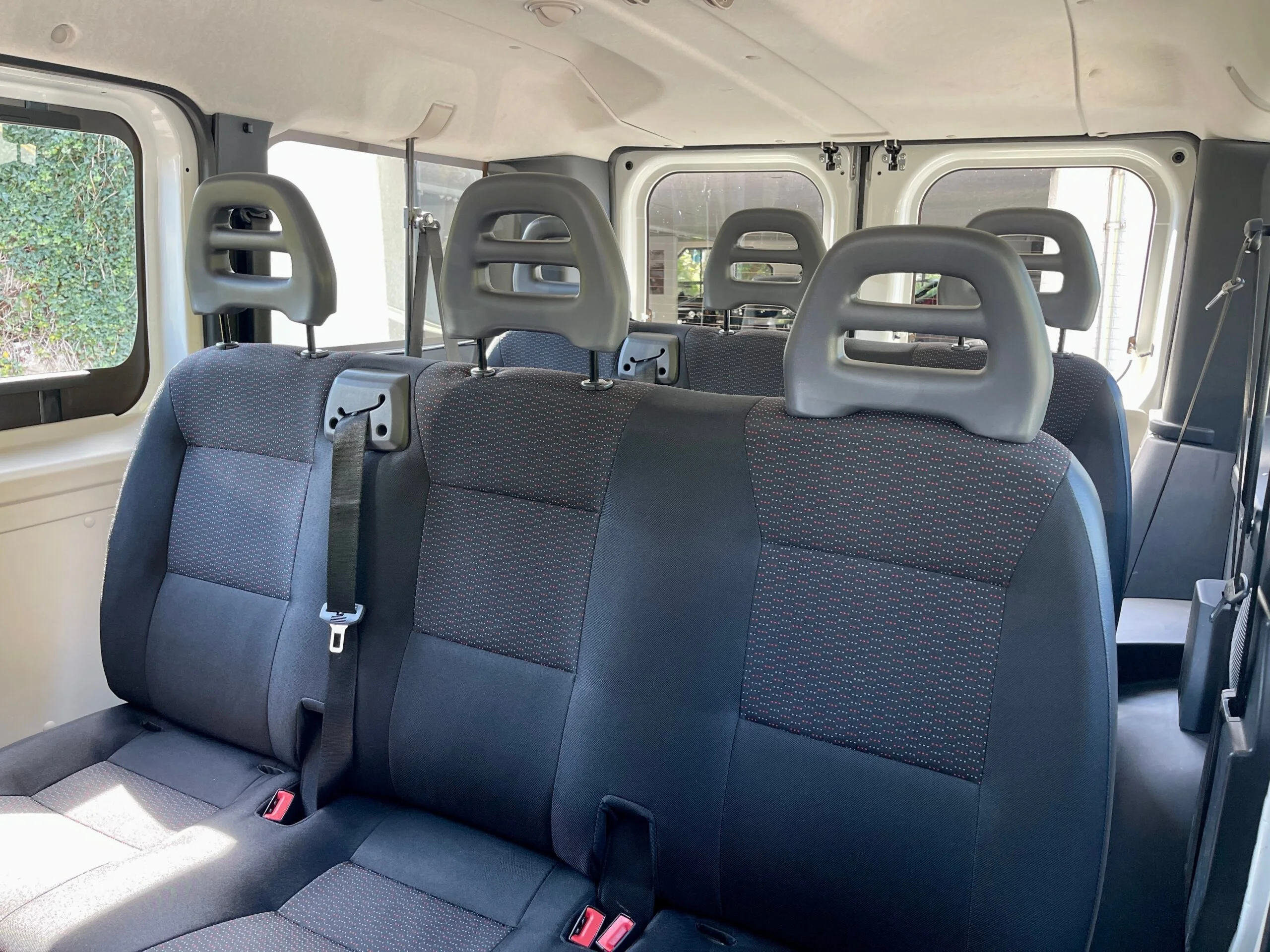 Weisser Citroën Jumper 9-Plätzer Minibus der Carrosserie Chicherio
