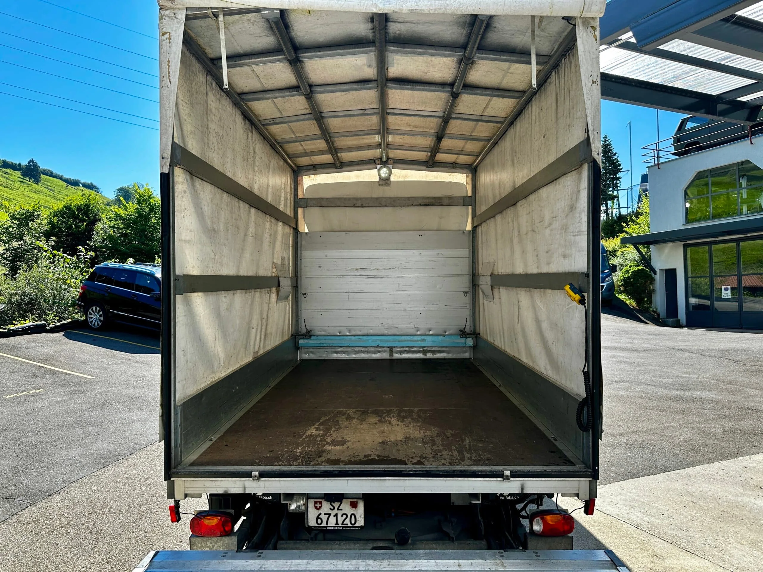 VW Crafter Lieferwagen mit Brücke, Blache und hydraulischer Hebebühne