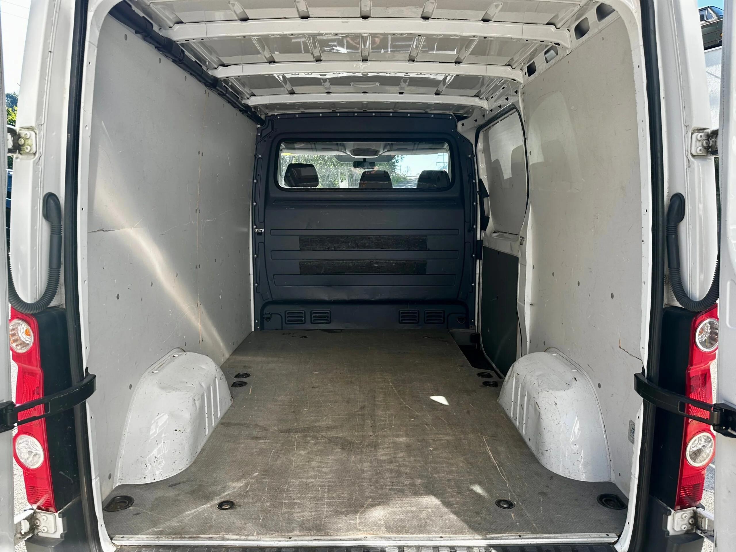 VW Crafter Kastenwagen mit 7.5 Kubikmeter Ladevolumen von Carrosserie Chicherio