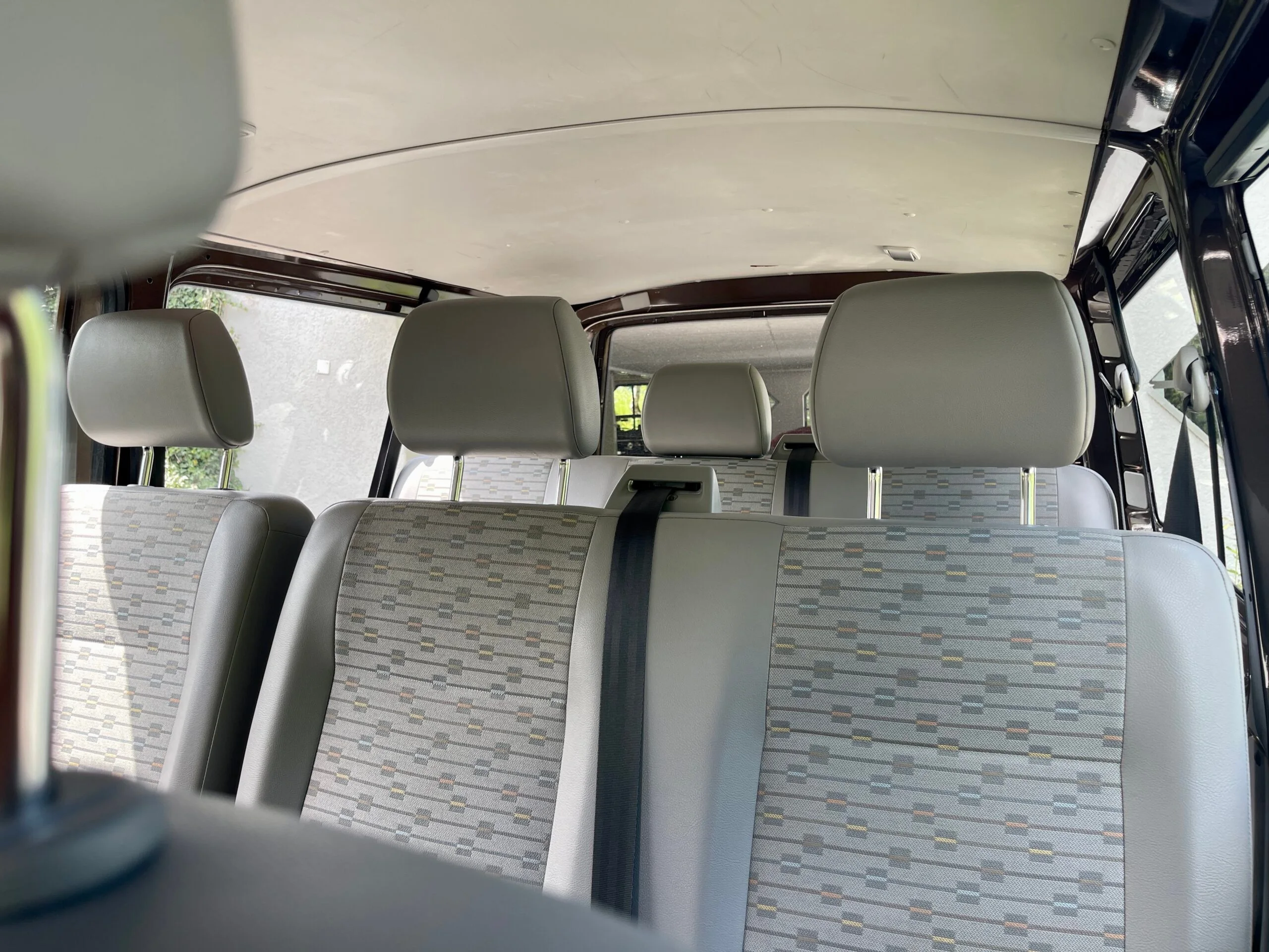 Silberner VW T5 9-Plätzer Kleinbus mit langem Radstand der Mietflotte von Carrosserie Chicherio