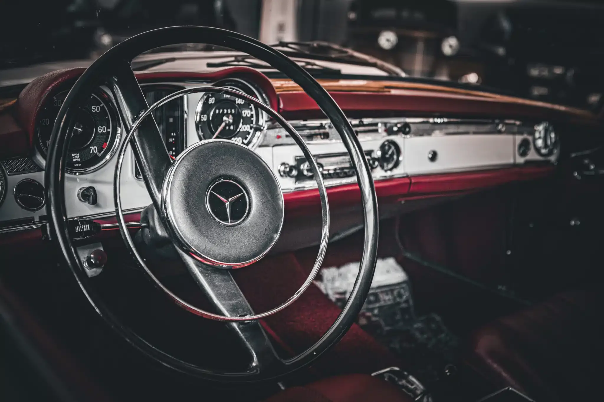 Klassische blaue Corvette Stingray in der Werkstatt