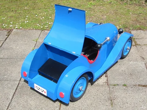 Gelbes Pedalino Tretauto mit Startnummer 8