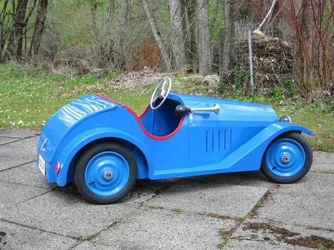 Rotes handgefertigtes Pedalino Tretauto im Showroom