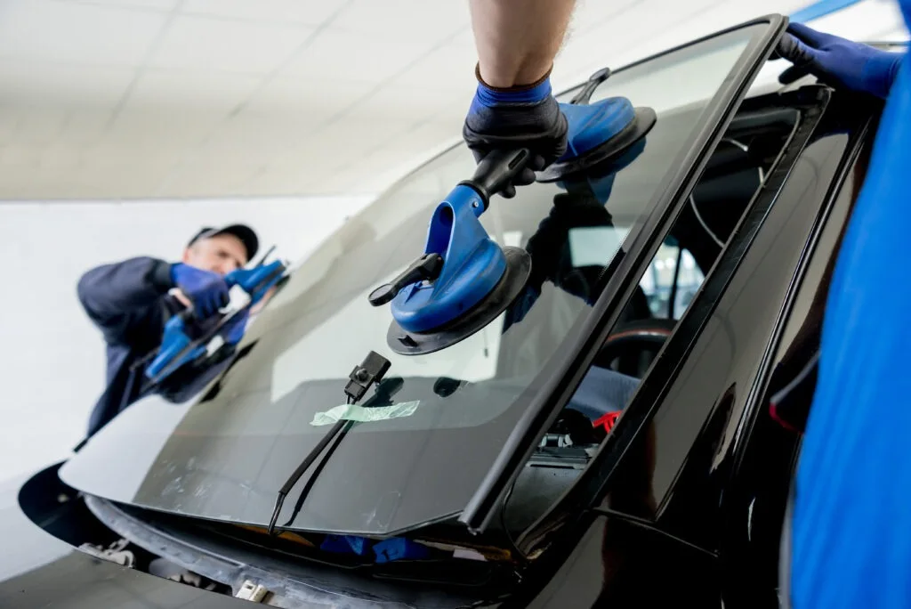 Präziser Scheibenservice und Steinschlagreparatur in der Carrosseriewerkstatt