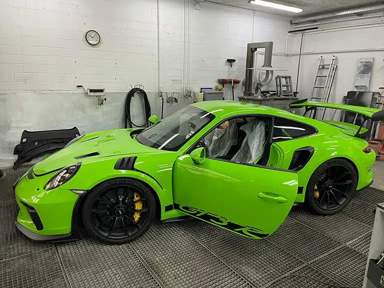Weisser Porsche 911 GT3 in der Ausstellung